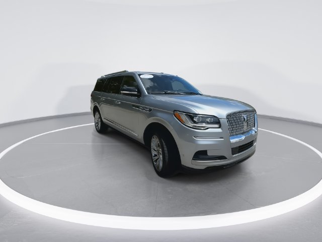 Used 2024 Lincoln Navigator L Reserve AWD/4WD image 2