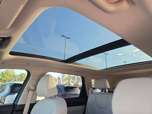 Certified 2025 Kia Sorento EX w/ EX Panoramic Sunroof Package image 33
