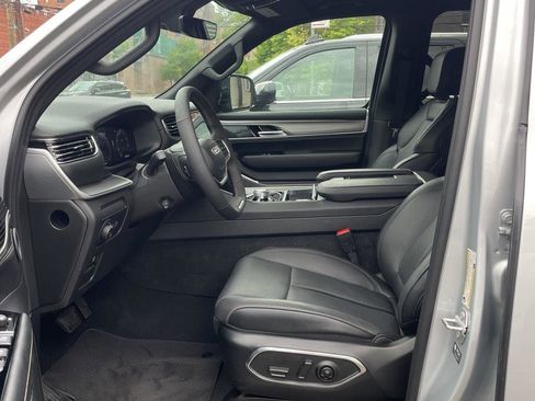 Used 2025 Jeep Wagoneer L Series II w/ 8-pass Seating Package AWD/4WD image 8