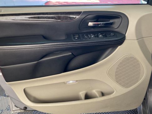 Used 2014 Chrysler Town & Country Touring image 18