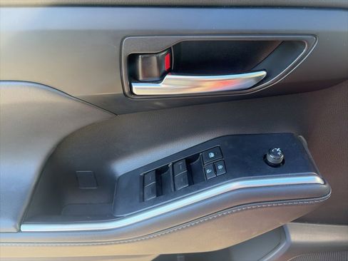 Used 2022 Toyota Highlander XLE image 15