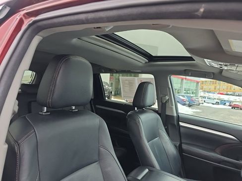 Used 2016 Toyota Highlander XLE image 12