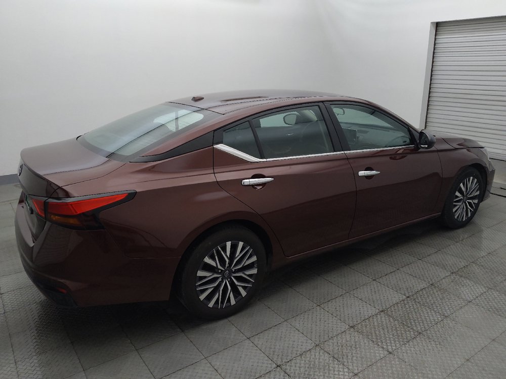 Used 2025 Nissan Altima 2.5 SV FWD image 10