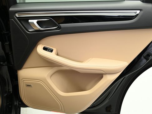 Used 2025 Porsche Macan image 22