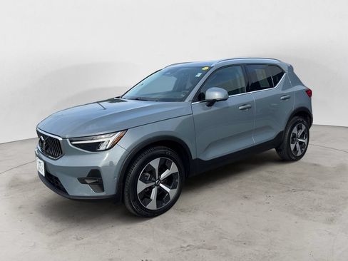 Used 2023 Volvo XC40 B5 Plus w/ Driver Assist Package AWD/4WD image 2