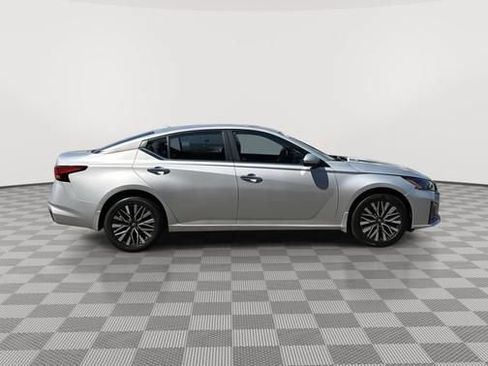 Used 2023 Nissan Altima 2.5 SV AWD/4WD image 2