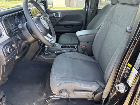 Used 2024 Jeep Wrangler Unlimited Sahara AWD/4WD image 5