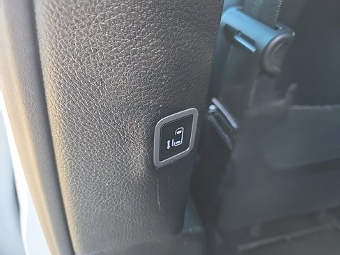 Used 2025 Chrysler Pacifica Select image 85