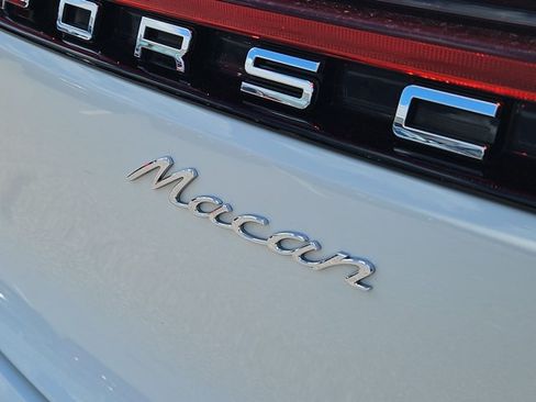 Used 2023 Porsche Macan AWD/4WD image 18