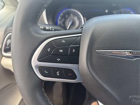 Used 2024 Chrysler Pacifica Touring-L FWD image 28