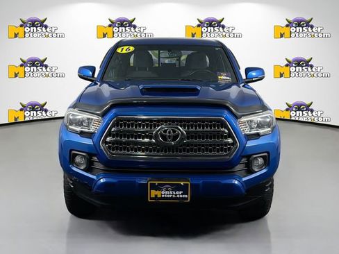 Used 2016 Toyota Tacoma TRD Sport image 2