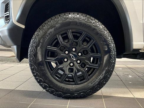 Used 2025 Chevrolet Colorado Trail Boss AWD/4WD image 7