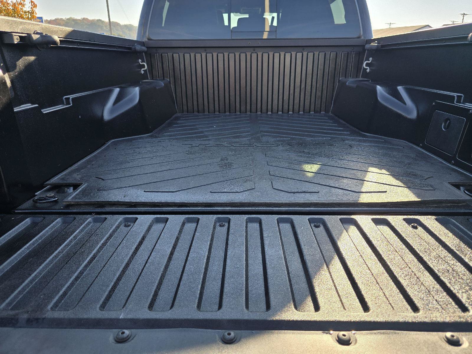 Used 2022 Toyota Tacoma TRD Off-Road AWD/4WD image 12