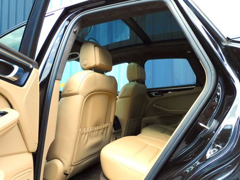 Used 2017 Porsche Macan Turbo image 14