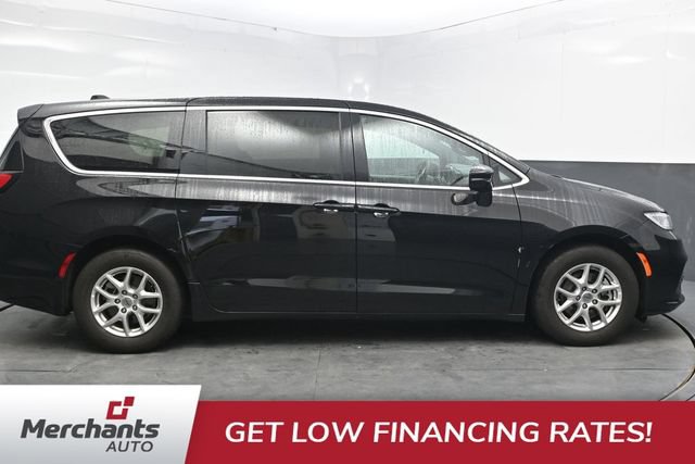 Used 2025 Chrysler Pacifica Select FWD image 9