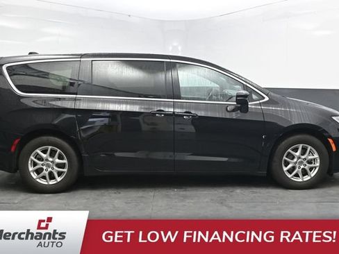 Used 2025 Chrysler Pacifica Select FWD image 9