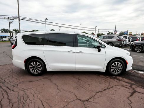 Used 2024 Chrysler Pacifica Limited FWD image 7