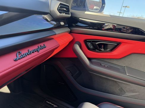 Used 2025 Lamborghini Urus SE image 21