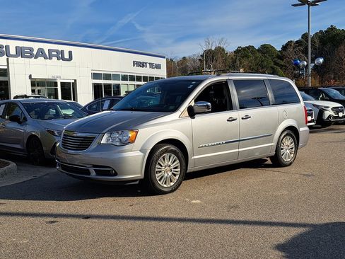 Used 2016 Chrysler Town & Country Limited w/ Trailer Tow Group image 2