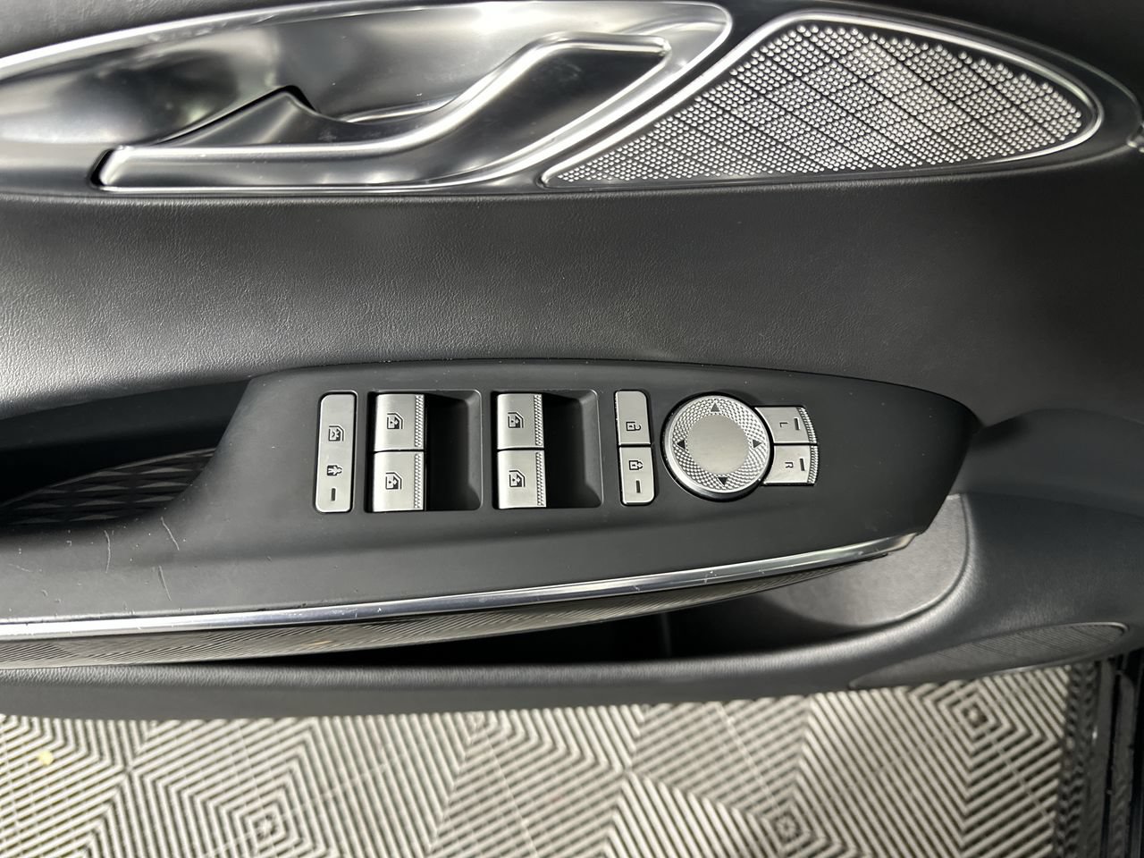 Used 2022 Genesis GV70 2.5T AWD/4WD image 3
