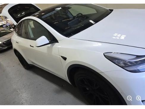 Used 2021 Tesla Model Y Long Range AWD/4WD image 1