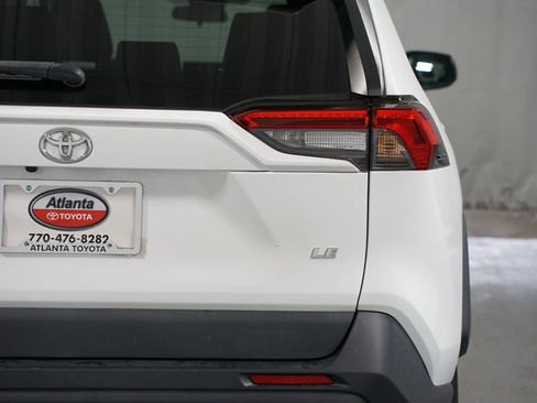 Used 2021 Toyota RAV4 LE image 10