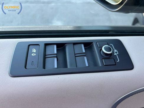 Used 2018 Land Rover Discovery SE image 34