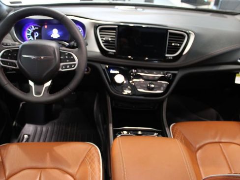 Used 2024 Chrysler Pacifica Pinnacle image 7