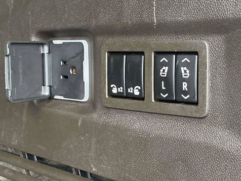 Used 2023 GMC Yukon SLT w/ SLT Luxury Package image 13