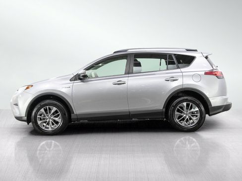 Used 2018 Toyota RAV4 LE AWD/4WD image 2
