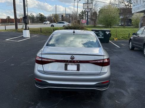 Used 2025 Volkswagen Jetta SE FWD image 6