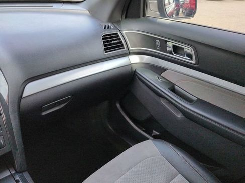 Used 2017 Ford Explorer XLT w/ Equipment Group 202A FWD image 17