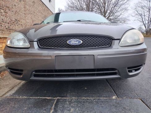 Used 2005 Ford Taurus SE image 8