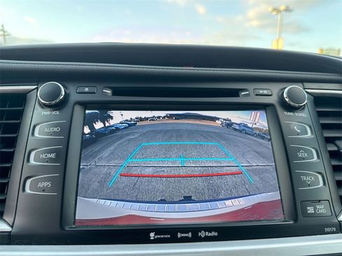 Used 2017 Toyota Highlander XLE image 28