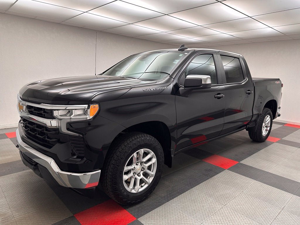 Used 2024 Chevrolet Silverado 1500 LT AWD/4WD image 3