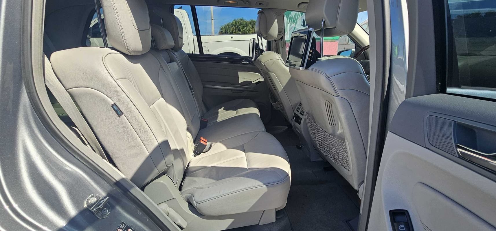 Used 2011 Mercedes-Benz GL 550 4MATIC image 28