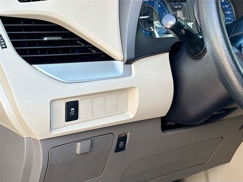 Used 2020 Toyota Sienna LE FWD image 10