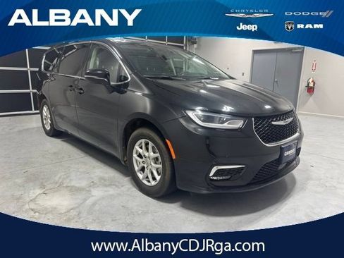 Used 2023 Chrysler Pacifica Touring-L FWD image 1