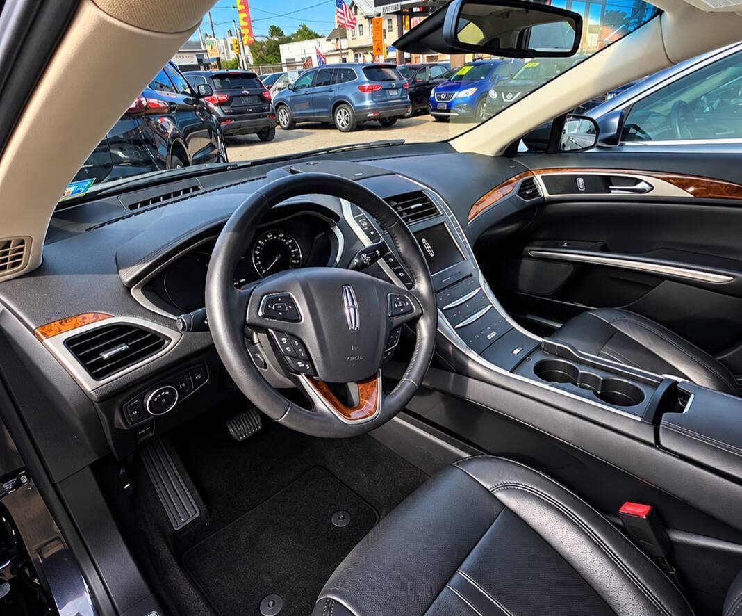 Used 2014 Lincoln MKZ AWD image 3