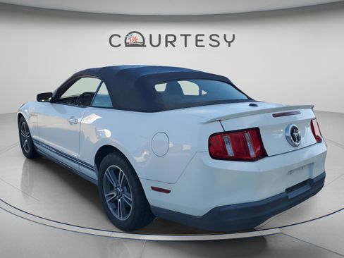 Used 2010 Ford Mustang Convertible RWD image 2