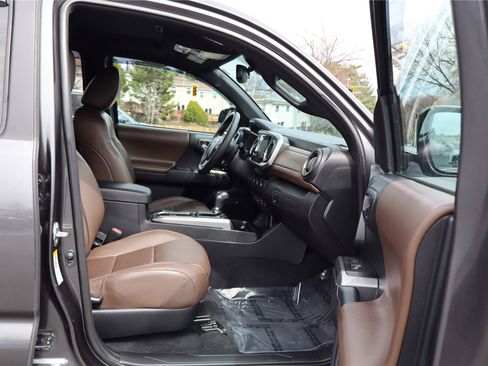 Used 2018 Toyota Tacoma Limited AWD/4WD image 27