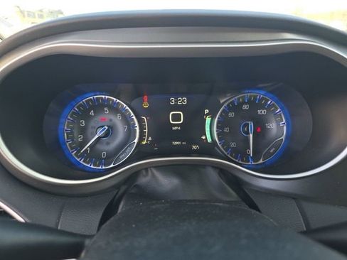 Used 2023 Chrysler Pacifica Touring-L image 11