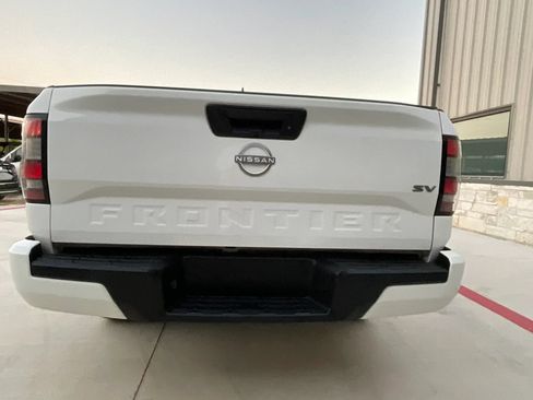 Used 2024 Nissan Frontier SV RWD image 9