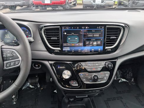 Used 2025 Chrysler Pacifica Select FWD image 19