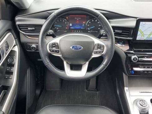 Certified 2022 Ford Explorer Limited w/ Equipment Group 301A AWD/4WD image 38
