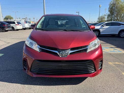 Used 2018 Toyota Sienna LE image 3