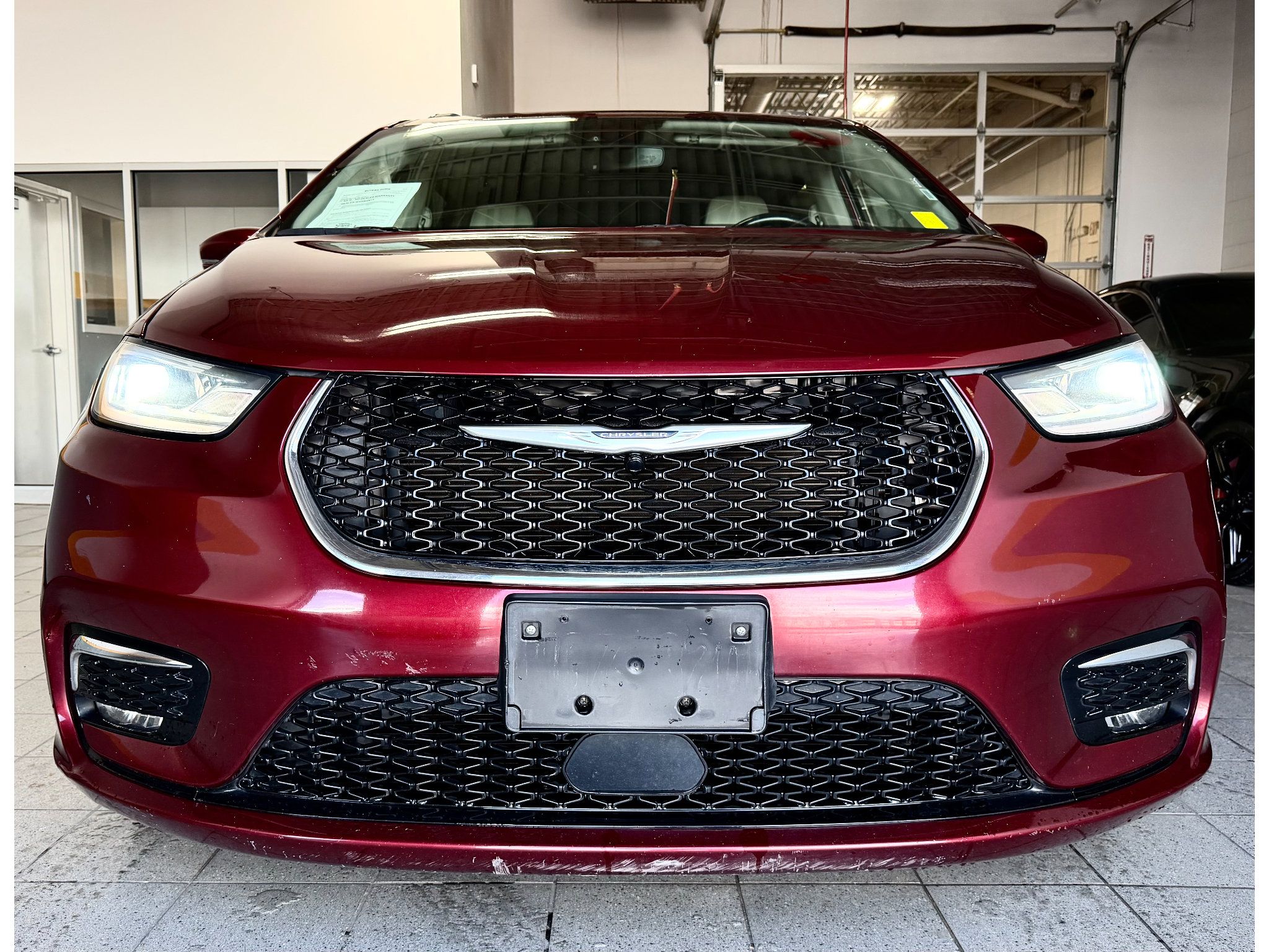 Used 2021 Chrysler Pacifica Touring-L FWD image 2