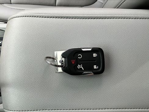 Used 2022 GMC Acadia SLT w/ Technology Package image 12