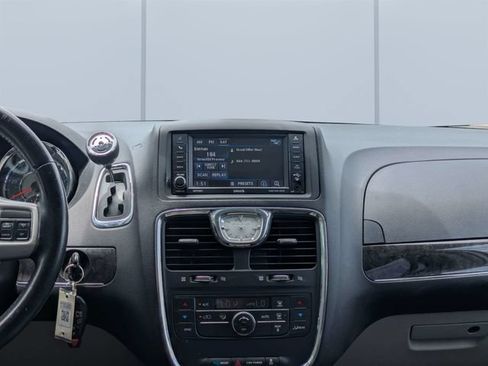 Used 2016 Chrysler Town & Country Touring FWD image 17