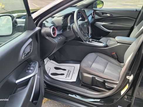 Used 2024 Chevrolet Trax RS FWD image 18